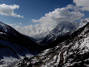 Visit Yumthang Valley and Transfer to Gangtok