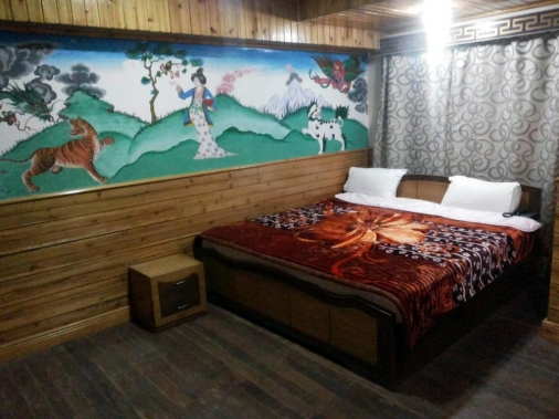 Book Non-AC Deluxe Triple Bedrooom at Hotel Taktsang, Darjeeling